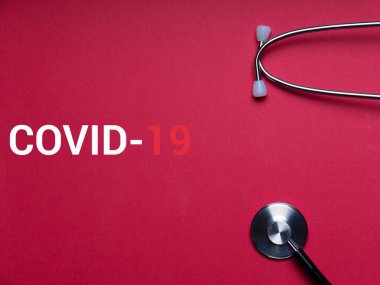 Covid 19 'u durdurun. Doktor teşhis koronavirüsü hastalığı için siyah stetoskop, siyah arka planda fotokopi alanı olan sağlık için tıbbi araç. Phonendoskop. stetoskop renk arkaplanı.