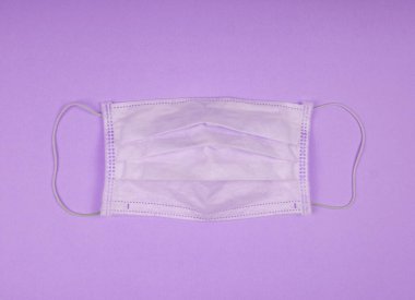 Plastik kulaklıklı cerrahi maske. Ağız ve burnu örtmek için tipik 3 katlı cerrahi maske. Bakterilerin prosedür maskesi. Koruma konsepti. Covid 19 maske kullanın. Panoramik afiş arkaplanı