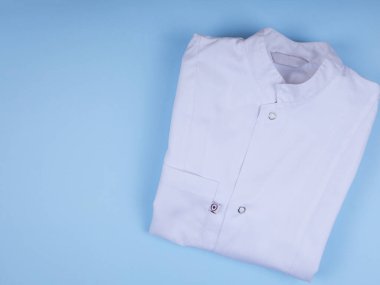 Mavi arka planda beyaz bir sabahlık.