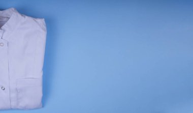 Mavi arka planda beyaz bir sabahlık.