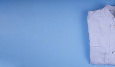 Mavi arka planda beyaz bir sabahlık.