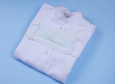 Mavi arka planda beyaz bir sabahlık.