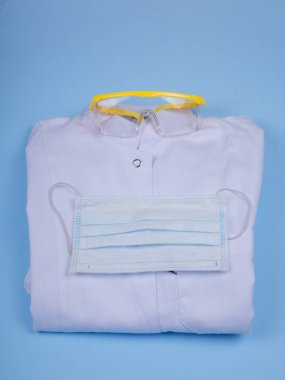 Mavi arka planda beyaz bir sabahlık.