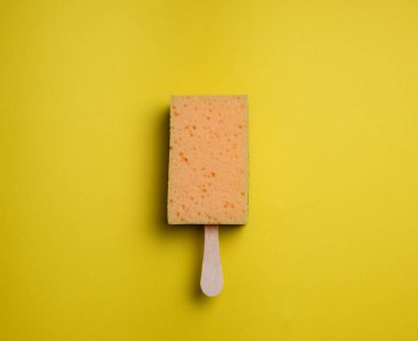 Pembeye izole edilmiş çubukta buzlu çubuk sünger, elde bulaşık yıkamak için sünger. İzole edilmiş bir lateks eldiven verin. Eldivendeki bir el, yıkama ve temizleme için bir sünger tutar. Temizlik ya da temizlik. 