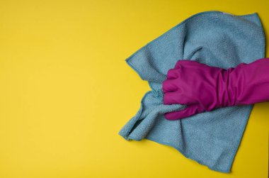 Çalışan el, mikro fiber bezle plastik koruyucu eldiven giymiş. Hizmetçi ya da ev hanımı evle ilgilenir. Genel ya da düzenli temizlik. Ticari temizlik şirketi konsepti. Dezenfekte ürünleri. Temizleyici.