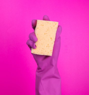 Elde bulaşık yıkamak için sünger. İzole edilmiş bir lateks eldiven verin. Eldivendeki bir el, yıkama ve temizleme için bir sünger tutar. Temizlik ya da temizlik konsepti. Metin veya reklam çerçevesi