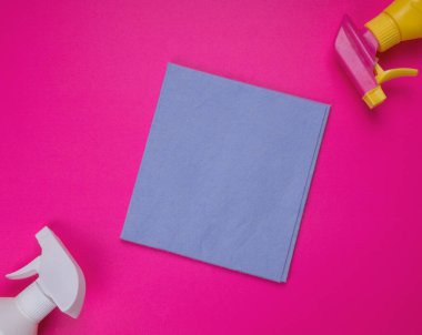 Çalışan el, mikro fiber bezle plastik koruyucu eldiven giymiş. Hizmetçi ya da ev hanımı evle ilgilenir. Genel ya da düzenli temizlik. Ticari temizlik şirketi konsepti. Dezenfekte ürünleri. Temizleyici.