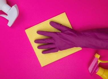 Çalışan el, mikro fiber bezle plastik koruyucu eldiven giymiş. Hizmetçi ya da ev hanımı evle ilgilenir. Genel ya da düzenli temizlik. Ticari temizlik şirketi konsepti. Dezenfekte ürünleri. Temizleyici.