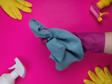 Çalışan el, mikro fiber bezle plastik koruyucu eldiven giymiş. Hizmetçi ya da ev hanımı evle ilgilenir. Genel ya da düzenli temizlik. Ticari temizlik şirketi konsepti. Dezenfekte ürünleri. Temizleyici.
