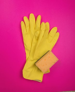 Elde bulaşık yıkamak için sünger. İzole edilmiş bir lateks eldiven verin. Eldivendeki bir el, yıkama ve temizleme için bir sünger tutar. Temizlik ya da temizlik konsepti. Metin veya reklam çerçevesi