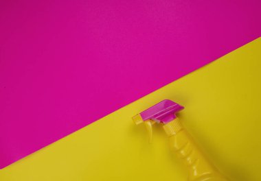 Ticari temizlik şirketi. Genel ya da düzenli temizlik. Kimyasal sprey şişesi. rengarenk bir geçmişi var. minimalizm 