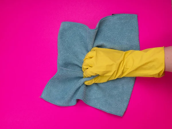 Çalışan el, mikro fiber bezle plastik koruyucu eldiven giymiş. Hizmetçi ya da ev hanımı evle ilgilenir. Genel ya da düzenli temizlik. Ticari temizlik şirketi konsepti. Dezenfekte ürünleri. Temizleyici.