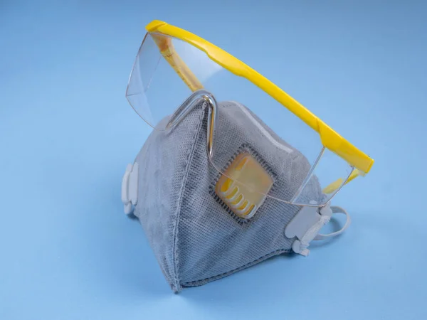 安全ガラスFfp3粒子面マスクは 色背景に隔離されています 個人用保護具の概念 医療用保護マスク 呼吸器によるCovid 19保護 コピースペース サインを止めて — ストック写真
