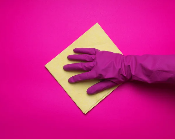 Mitarbeiter Hand Hand Gummischutzhandschuh Mit Mikrofasertuch Hausmädchen Oder Hausfrauen Kümmern — Stockfoto