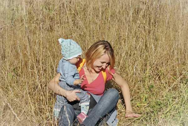 Mãe e filho na natureza — Fotografia de Stock