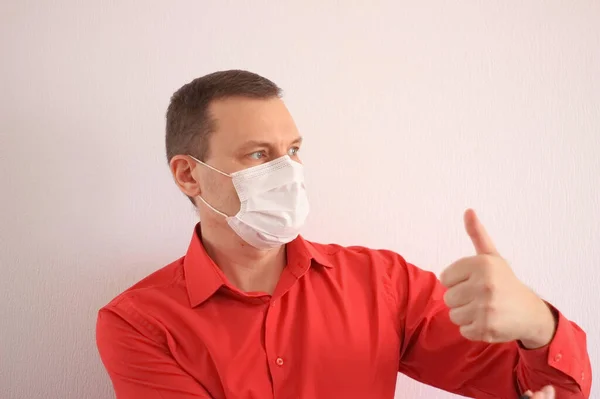 Männlicher Mitarbeiter Mit Weißer Medizinischer Maske Bei Der Arbeit — Stockfoto