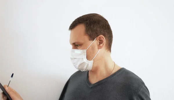Male Employee White Medical Mask Work — Stock Photo, Image