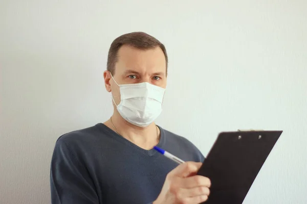 Männlicher Mitarbeiter Mit Weißer Medizinischer Maske Bei Der Arbeit — Stockfoto