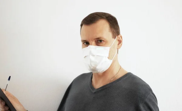 Männlicher Mitarbeiter Mit Weißer Medizinischer Maske Bei Der Arbeit — Stockfoto