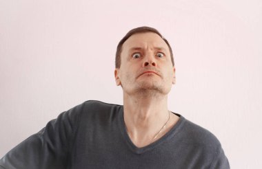 Geniş bir ofis çalışanının portresi.