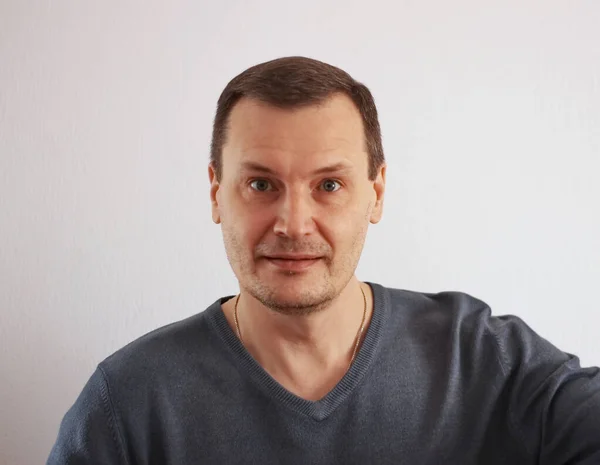 Geniş bir ofis çalışanının portresi.