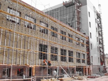 Çok katlı bir binanın inşaat endüstrisi şantiyesi