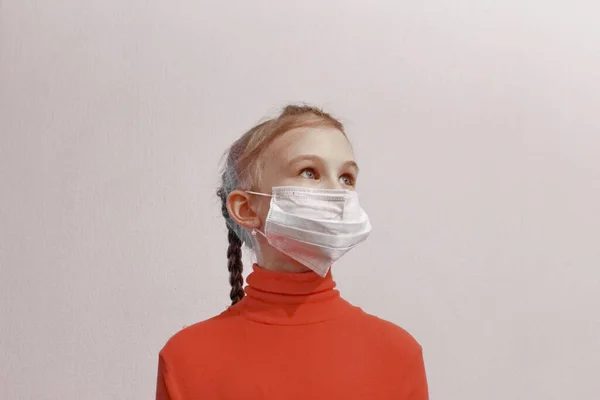 Koruyucu maske takan kız salgını