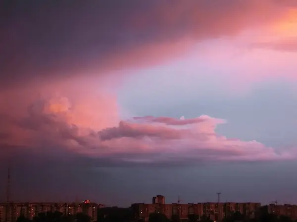 Verão Pôr Sol Céu Nuvens Sobre Cidade — Fotografia de Stock