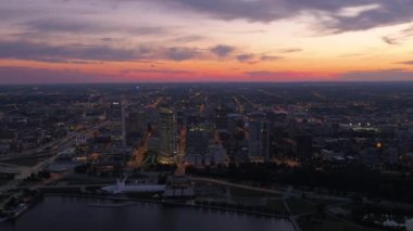 Milwaukie şehrin bir gecesinde hava video.