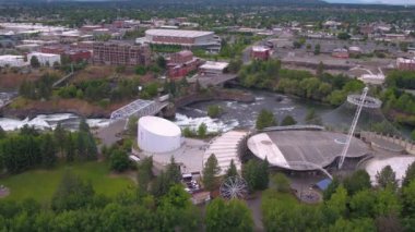 Bulutlu bir günde Spokane şehrin havadan video.