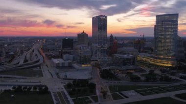Bir gün batımı Milwaukie şehrin havadan video