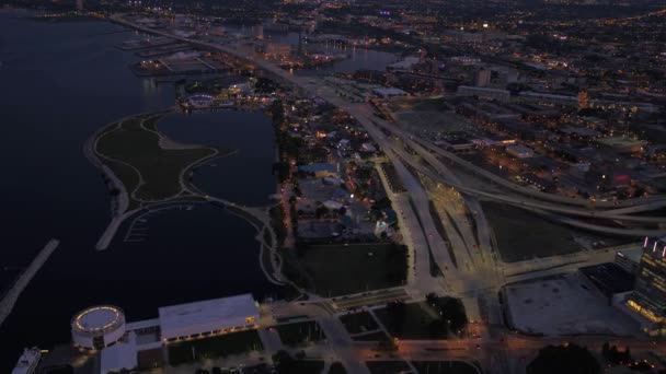 Luchtfoto Video Van Downtown Milwaukie Een Nacht — Stockvideo