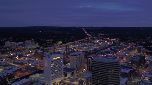 夜のダウンタウン スポケーンの空撮 — ストック動画