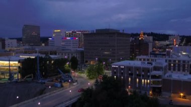 Şehir merkezindeki Spokane geceleri hava video.