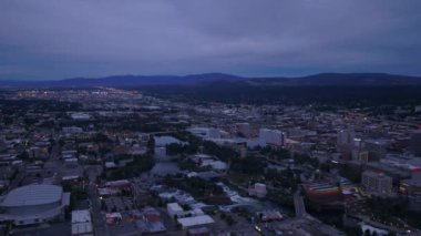 Şehir merkezindeki Spokane geceleri hava video.