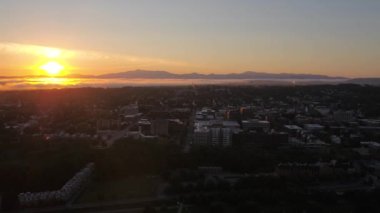 Şehir merkezindeki Burlington gecenin güzel gün doğumu sırasında hava video