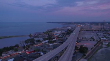 Bir gün batımı Milwaukie şehrin havadan video
