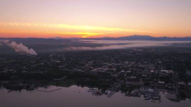 Şehir merkezindeki Burlington gecenin güzel gün doğumu sırasında hava video