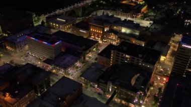 Şehir merkezindeki Spokane geceleri hava video.