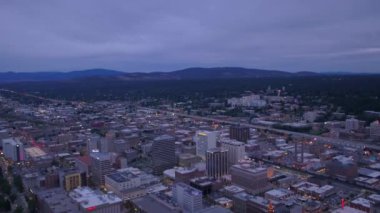 Şehir merkezindeki Spokane geceleri hava video.