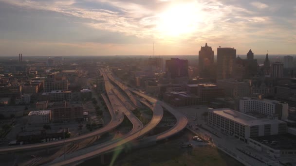 Εναέρια Βίντεο Στο Κέντρο Της Πόλης Είναι Συνηθισμένες Ηλιοβασίλεμα — Αρχείο Βίντεο