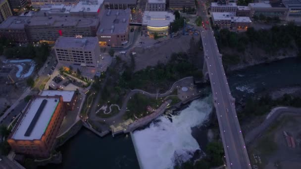 Luchtfoto Video Van Downtown Spokane Nachts — Stockvideo