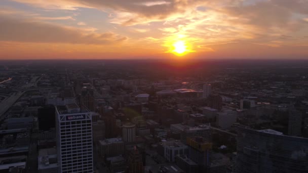 Luchtfoto Video Van Downtown Milwaukie Een Zonsondergang — Stockvideo