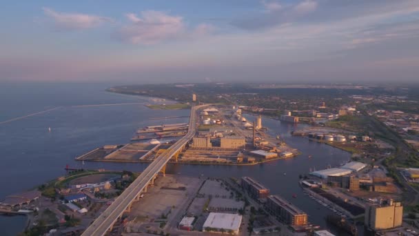 Luftbild Der Innenstadt Von Milwaukie Bei Sonnenuntergang — Stockvideo