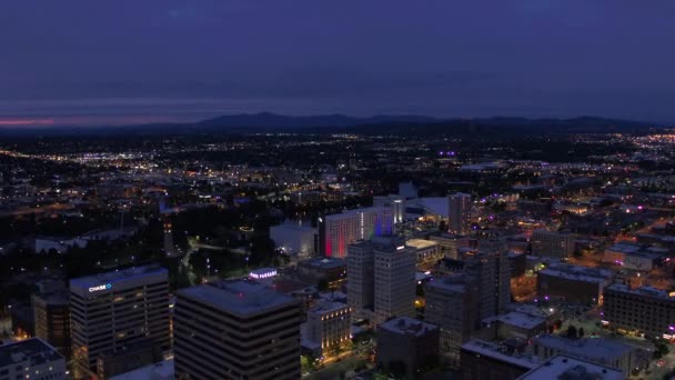 Vídeo Aéreo Del Centro Spokane Por Noche — Vídeo de stock