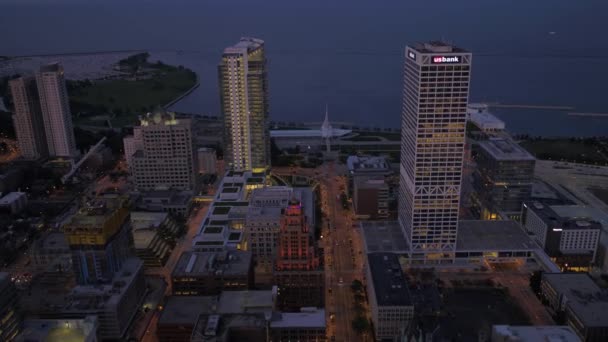 Vídeo Aéreo Del Centro Milwaukie Una Noche — Vídeo de stock