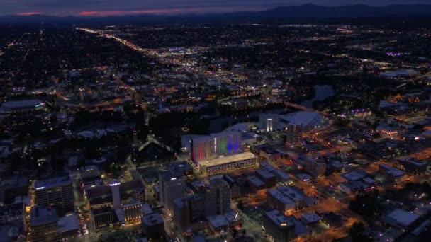 Luchtfoto Video Van Downtown Spokane Nachts — Stockvideo