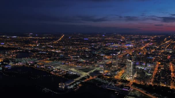 Vídeo Aéreo Del Centro Milwaukie Una Noche — Vídeo de stock