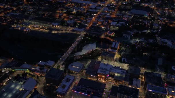 Luchtfoto Video Van Downtown Spokane Nachts — Stockvideo