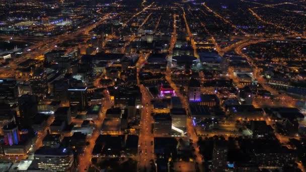 Видео Воздуха Центре Милуоки Ночью — стоковое видео